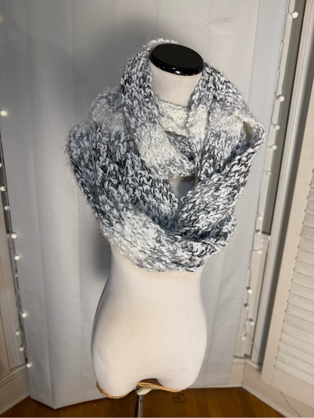 Karl Lagerfeld Paris Marled Infinity Scarf Gray White Chunky Knit NWT